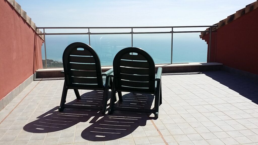 Dúplex Mediterráneo en Benicàssim: alojamiento amplio, moderno y cerca de la playa. Ideal para vacaciones en familia o pareja.
