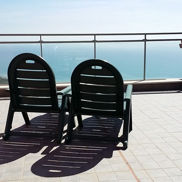 Dúplex Mediterráneo en Benicàssim: alojamiento amplio, moderno y cerca de la playa. Ideal para vacaciones en familia o pareja.
